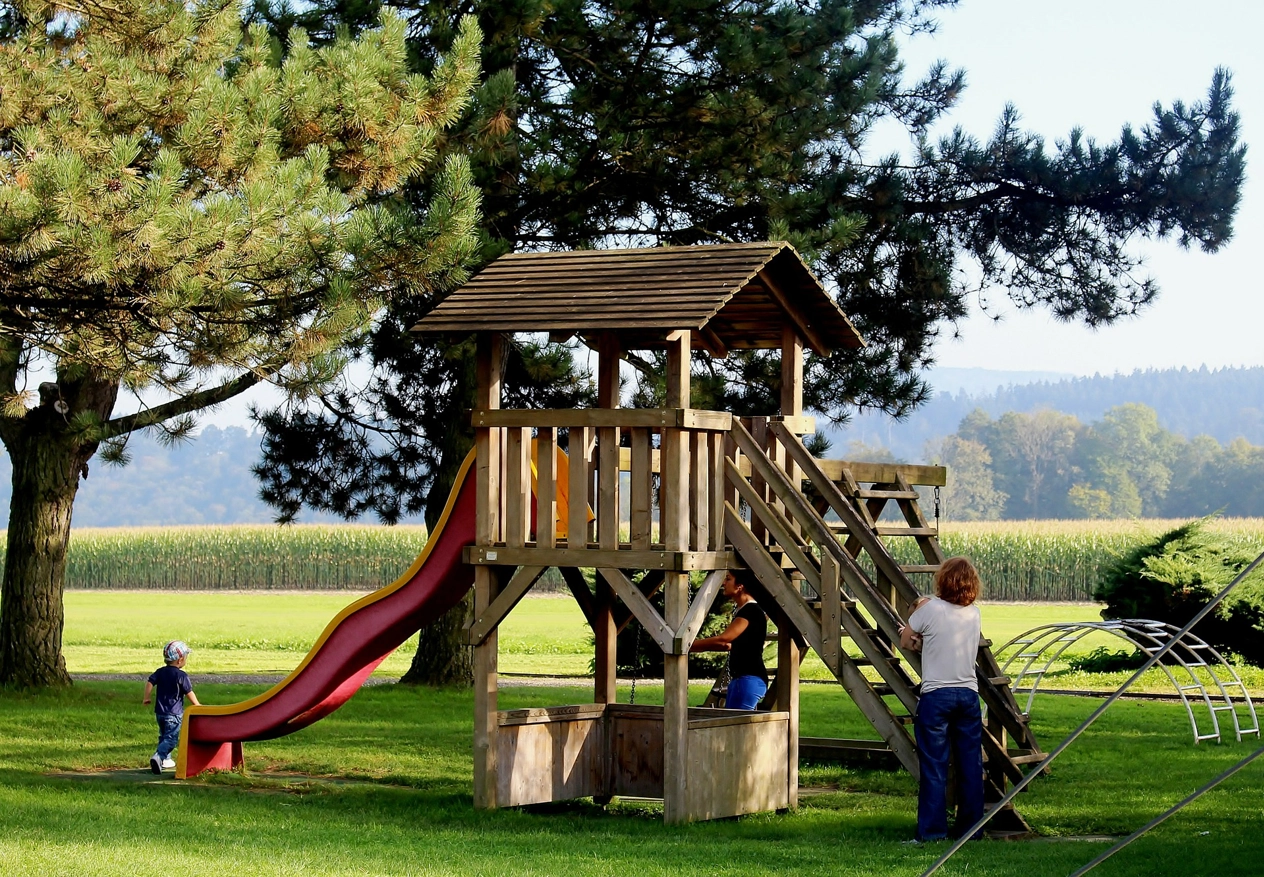 playground-470402_1920