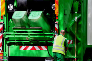 A picture of a refuse lorry.